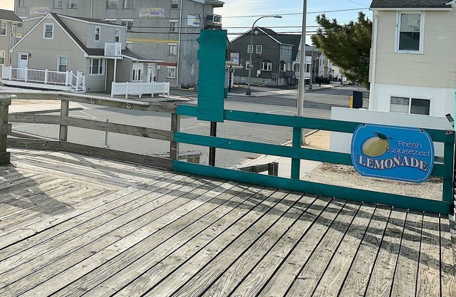 Comfy Beach Block Retreat w/Balcony & Parking [1215-2]
