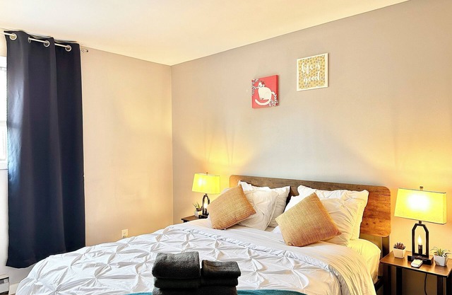 Comfy beds/Fast wifi/Getaway/Free Parking/Raging Waves Water park