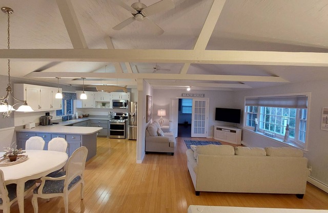 Comfy Bright Home with WiFi,Cable & Kitchen,near Shopping, Restaurants & Beaches