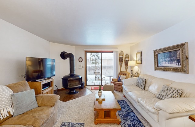 Comfy condo by the lake with a shared pool - near skiing and downtown McCall