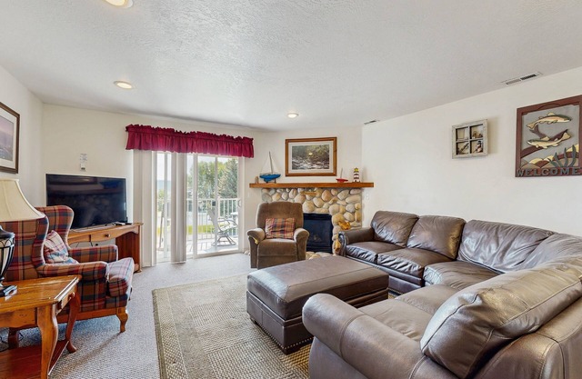 Comfy condo overlooking Bear Lake with pool, hot tub & tennis