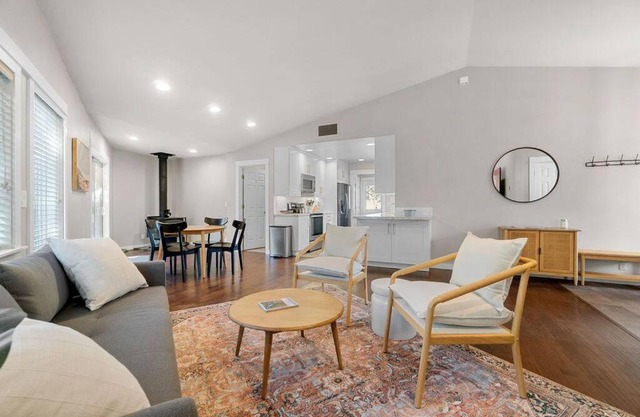Comfy, Cozy, Conveniently Located 3br/2ba House