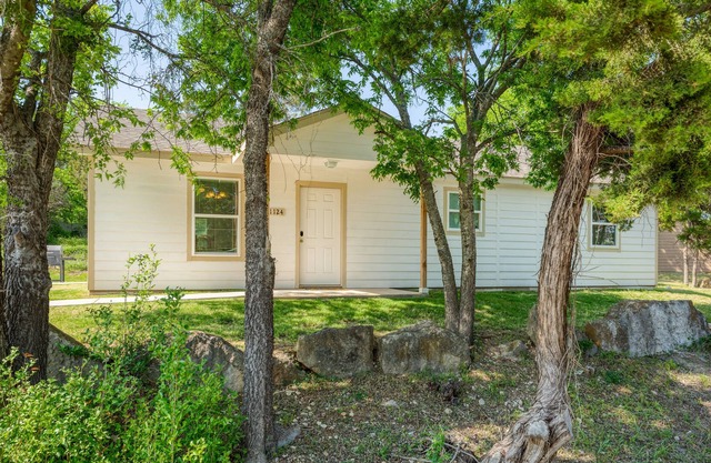 Comfy Cozy Cottage #1 by Lake Granbury