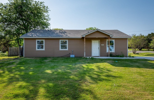 Comfy Cozy Cottage #2 by Lake Granbury