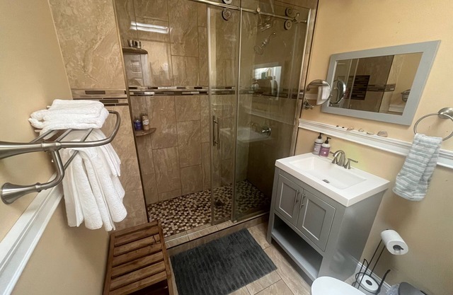 Comfy, family sized home, 10 minutes from the airport. Dog & 420 friendly.