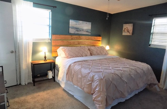 Comfy home in safe neighborhood, close to the airport shopping dinning and more!