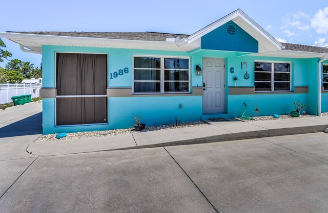 Comfy home near beach with WiFi, W/D, AC, pool, grill, & ping-pong - dogs OK