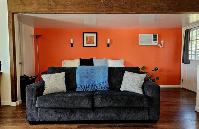 Comfy Loft Retreat Above the Pines