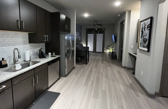 Comfy Modern 1 Bedroom Apartment