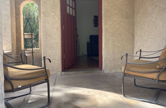 Comfy one bed, one bath walking distance to the UofA and Downtown Tucson!