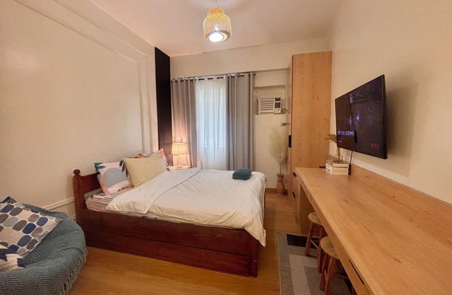 Comfy Queen Size Bed w/Netflix, Near Mall