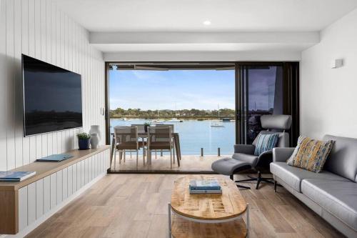 Commodore 5 Modern Waterfront