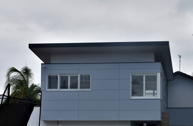 COMMONWEALTH GAMES ONLY. Luxury 5 bedroom, 4 bathroom waterfront home.