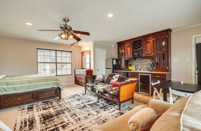 Community Pool Access: Studio in Tomball!