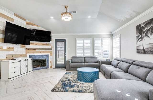 Community Pool & Courts: Missouri City Gem w/Yard