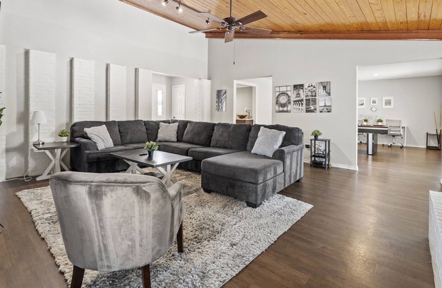 Completely fenced-in Private Pool, Billiards, Large Living Area, close to DFW!