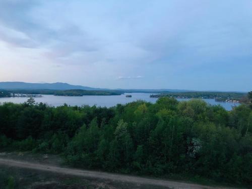 Concerts! Lake Winni Views! Kitchen! Pool! Hot Tub!