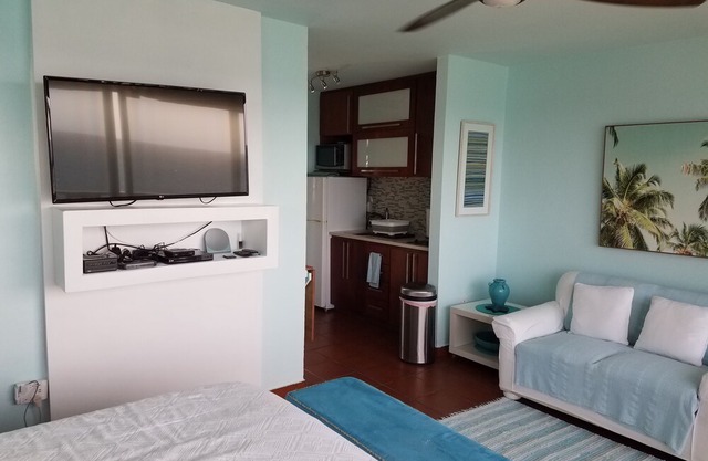 Condado Beachfront Studio, Incredible view, next to Mariott, secure, king bed