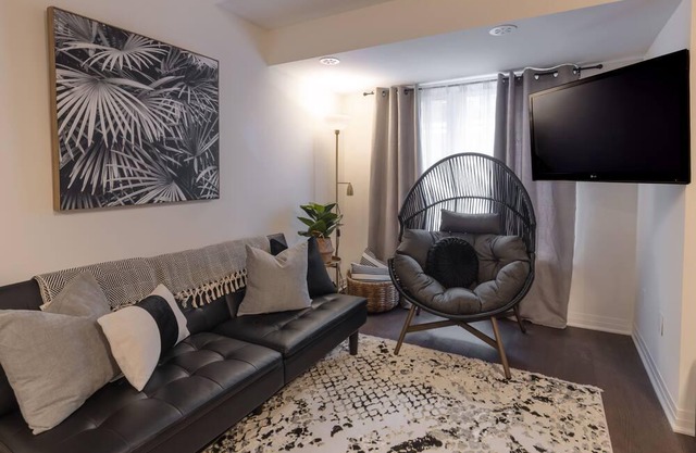 Condo Oasis steps to Lakeview