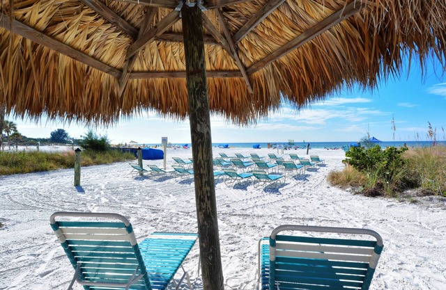 Condo on the beach! Footsteps to water. Spacious unit with a view.n
