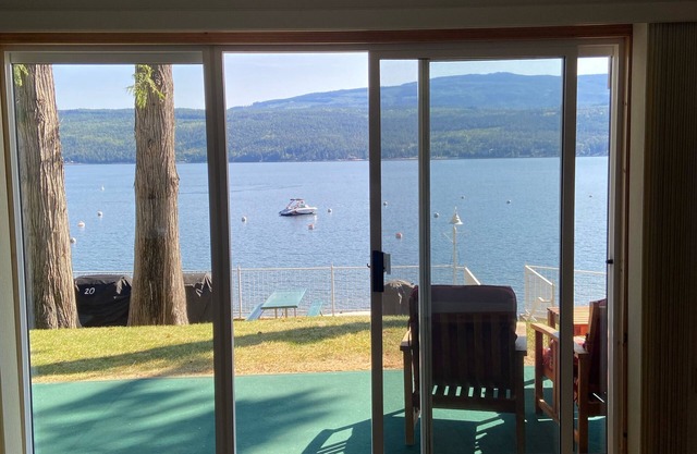 Condo on the Shuswap lake! Nice 2 bedr 1 bth condo, waterfront and Boat tie!