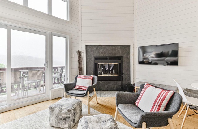 Condo Overlooking Mont-Tremblant & Lake