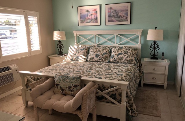 Condo steps from Lido Beach and Gulf of Mexico in Sarasota