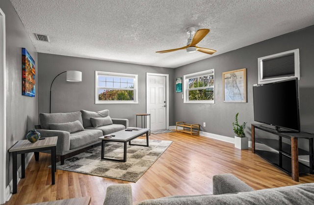Condo unit - Across the street from beach