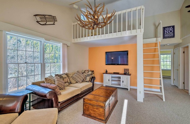 Condo w/Loft: 2 Mi to Windham Mountain Ski!