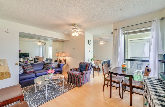 Condo w/Pool Access: 3 Mi to Downtown Fort Worth!