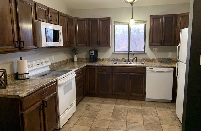 Condo walking distance to Mark twain Lake and Jellystone! Sleeps 8!