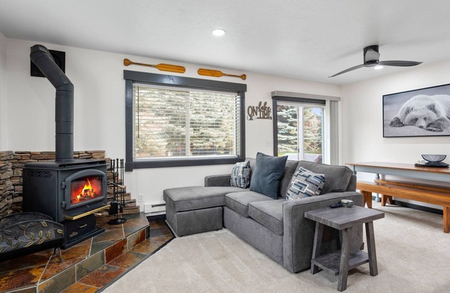 Condo with Amenities/Walk to Town