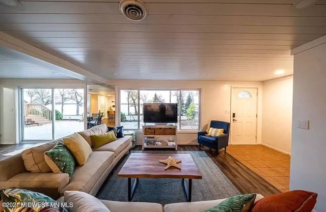 Condo with Lakefront View. 2 Bedroom, Large entertaining space with Dock /Slip!