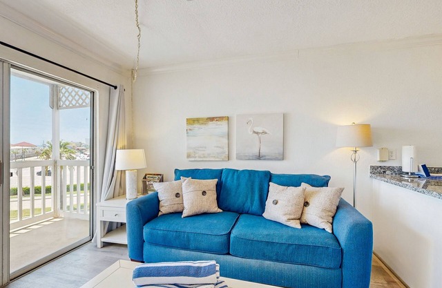 Condo with Ocean Views, Pools, Gym & Hot Tubs, Steps to the Beach