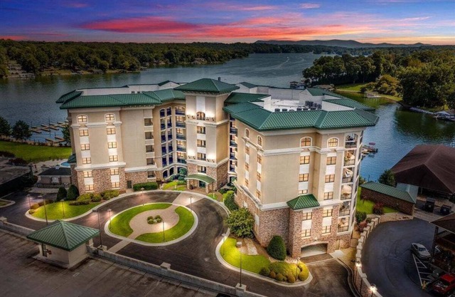 Condo with pool ! Pet friendly