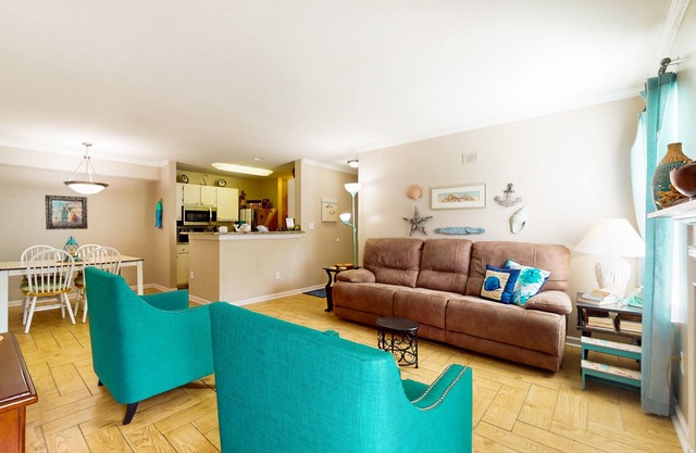 Condo with screened porch & access to shared pool and hot tub