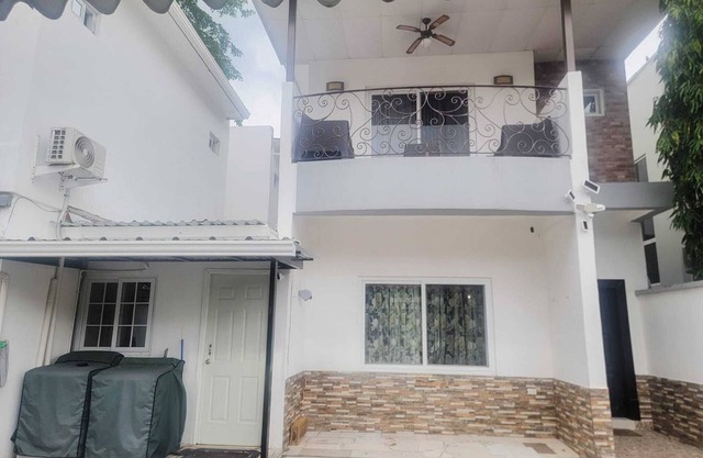Confort and convenient townhouse. 3 bedrooms, 2.5 bathrooms, air conditioning.