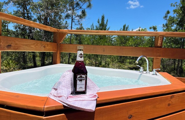 Container Glamping With Nature Views/Jacuzzi/WIFI/FirePit