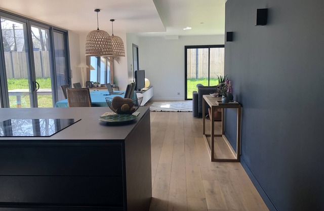 Contemporary architect-designed house, 3 minutes from the beach