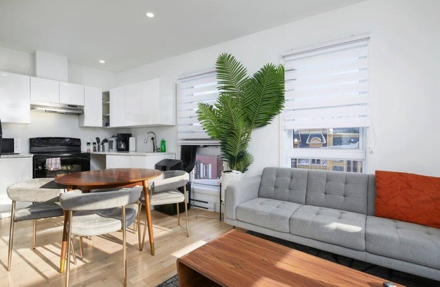 Contemporary 2BR Retreat in MTL's Gay Village