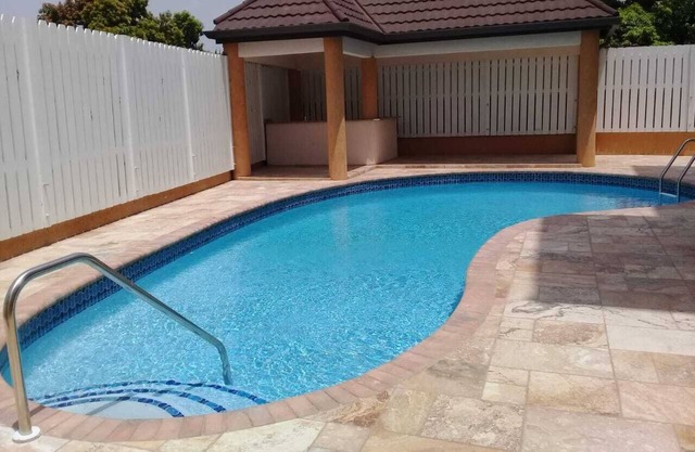 Contemporary Apt. Close to Bob Marley Museum, includes Jacuzzi Bath,