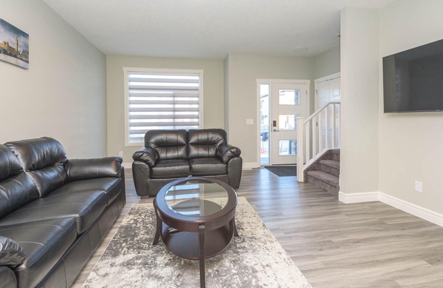 Contemporary Classic Home 2 minutes from a beautiful park!