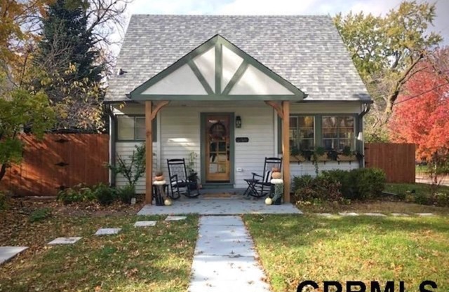 Contemporary Cottage 5 min walk to major bike path