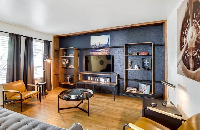 Contemporary Dallas Condo w/Pool Access!