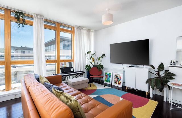 Contemporary Dublin Apt | Balcony & Stunning Views