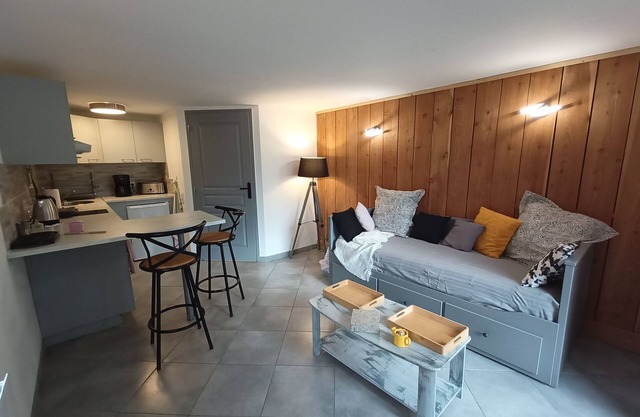 Contemporary country studio with access to garden. Ideal for 2 people