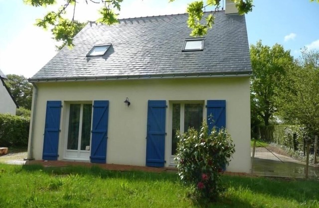 "Contemporary Home with Garden, Near Sea & Shops, Equipped for Families"