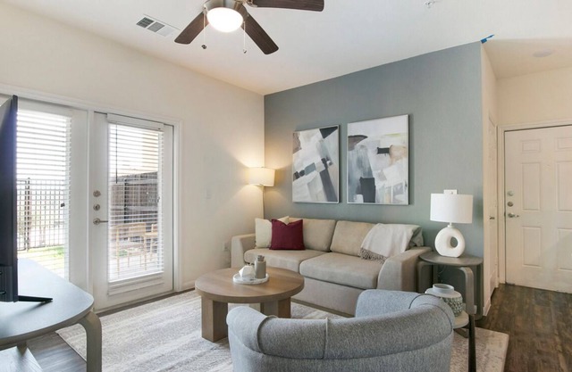 Contemporary large 1BR, in unit Washer/Dryer, FREE parking with all amenities!