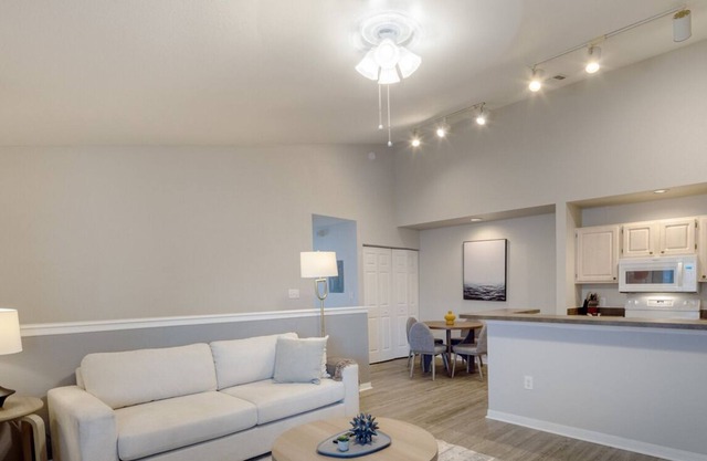 Contemporary large 3BR, in unit Washer/Dryer, FREE parking with all amenities!