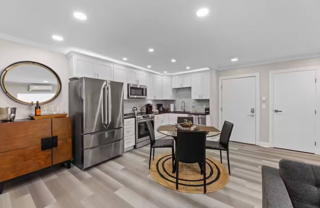 Contemporary One Bedroom In Beautiful River Town